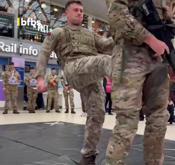 英国皇家海军陆战队私下里互相踢打，令路人震惊