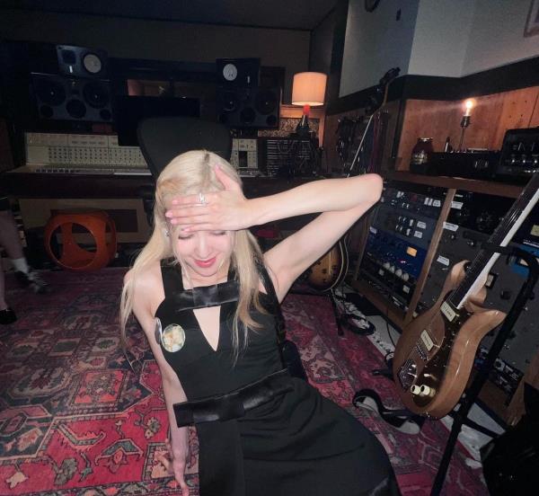 看：Jisoo透露rosise设计的BLACKPINK的新麦克风