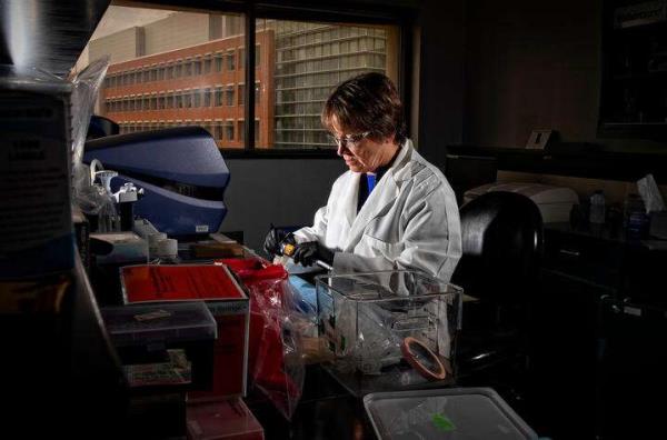 “这不是爱，爱是一个动词”：女人把男朋友赶出家门，因为他吃了她几乎买不起的食物