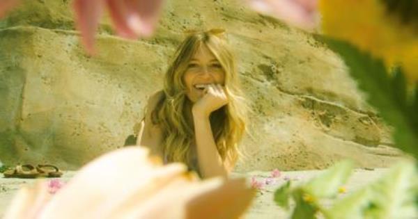 歌手安娜·沃斯期待着正午人群的奶酪凝乳