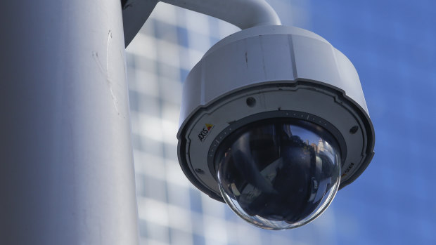 在布里斯班，一名残疾男子遭到35分钟的袭击，汽车驶过