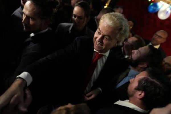 辅助神器“乐山游戏中心2700挂”(详细透视教程)-知乎 辅助神器“乐山游戏中心2700挂”(详细透视教程)-知乎