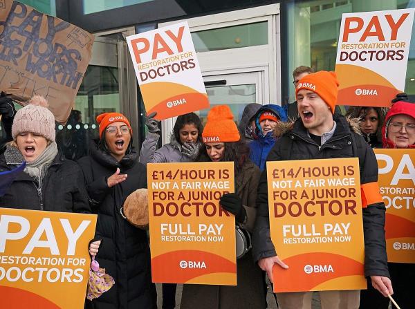 初级医生的罢工正在进行，卫生部门的老板们发出了警告