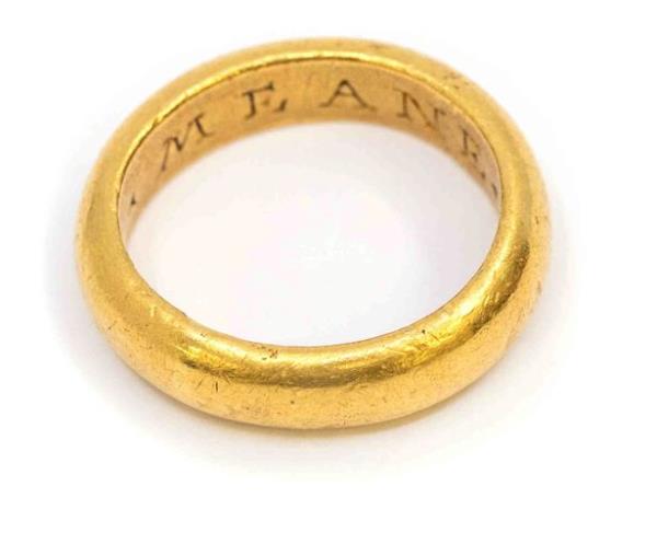 在英国农田发现的500年前的戒指上发现了神秘信息