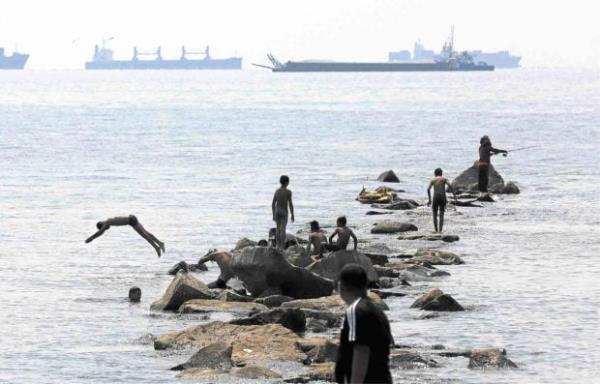 14岁男孩在马尼拉湾溺水获救