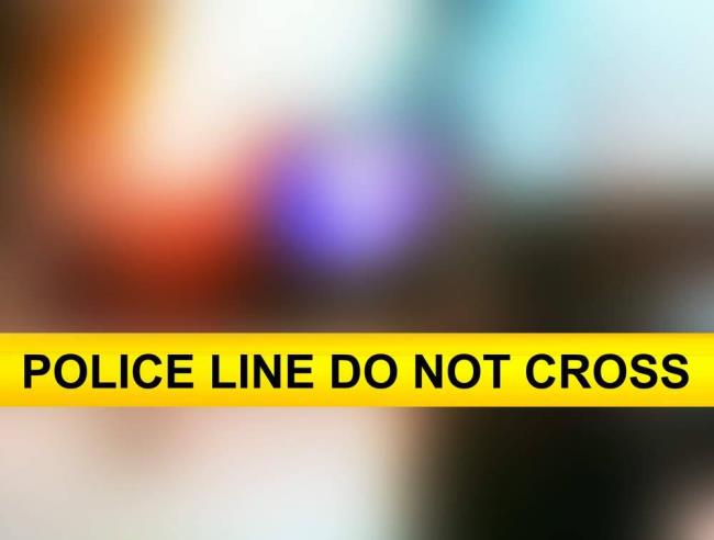 10岁男孩和十几岁女孩在高速公路上取行李时发生致命车祸，母亲被捕