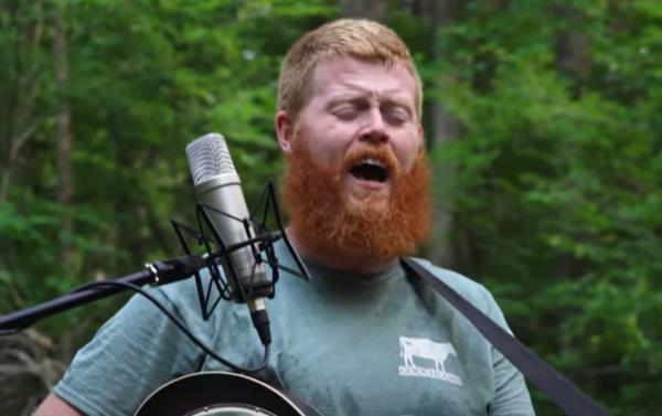 “里士满北部富人”歌手奥利弗·安东尼愤怒保守派政客“表现得像我们是朋友”