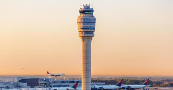 议长约翰逊采取了两步权宜之计,以避免政府关门 议长约翰逊采取了两步权宜之计,以避免政府关门