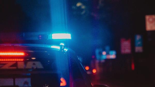 华盛顿州警方称，当被指控的窃贼闯入家中时，居民们在锁着的房间里拨打了911