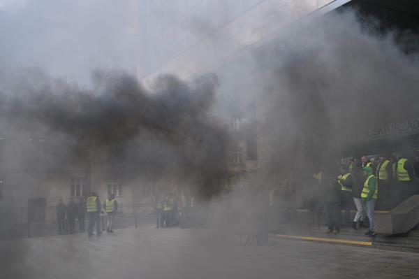 西班牙和波兰的农民用拖拉机抗议欧盟的政策和竞争