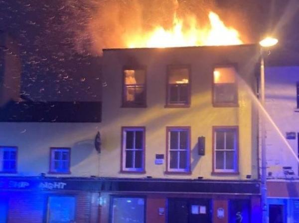 都柏林一栋被指定为无家可归者家庭中心的建筑在清晨的大火中严重受损