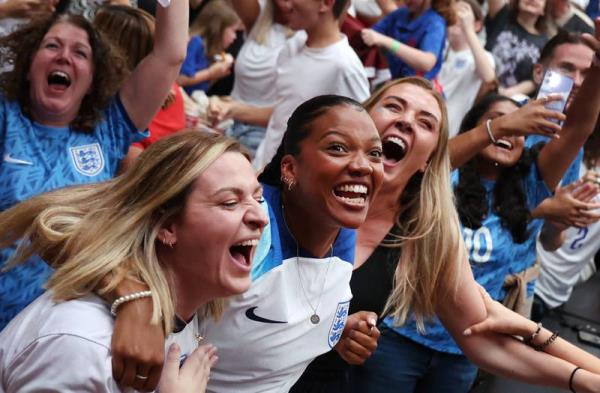 英格兰球迷梦想着女足世界杯的荣耀