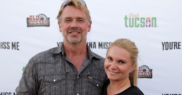 演员约翰·施耐德回忆起他在妻子去世前对她撒的“谎”