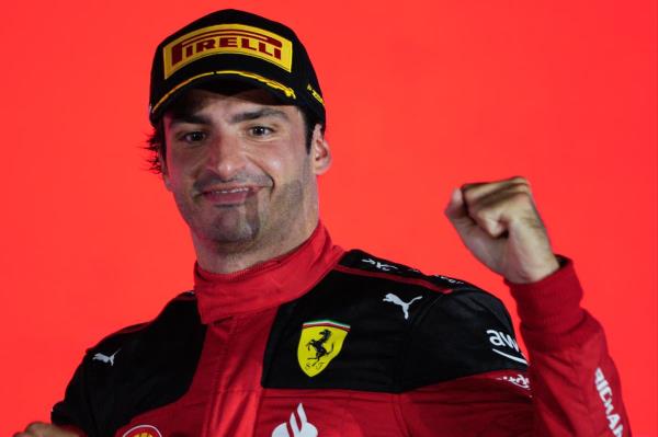 新加坡大奖赛：卡洛斯·塞恩斯在惊悚中获胜，红牛看到连胜结束