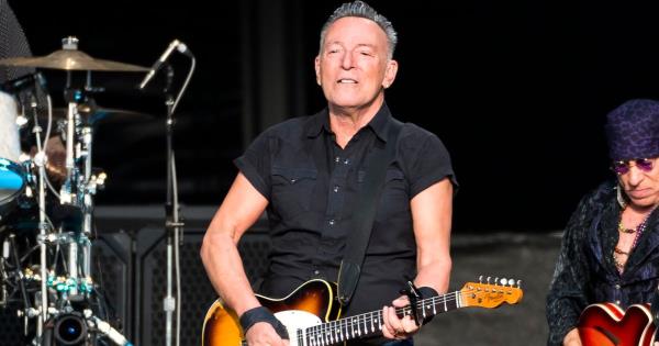 布鲁斯·斯普林斯汀为了治疗消化性溃疡推迟了演出