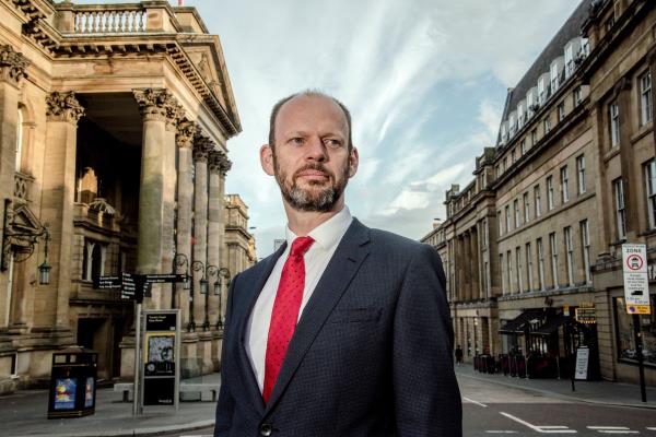 左翼市长杰米·德里斯科尔在工党阻止他参选后退出工党