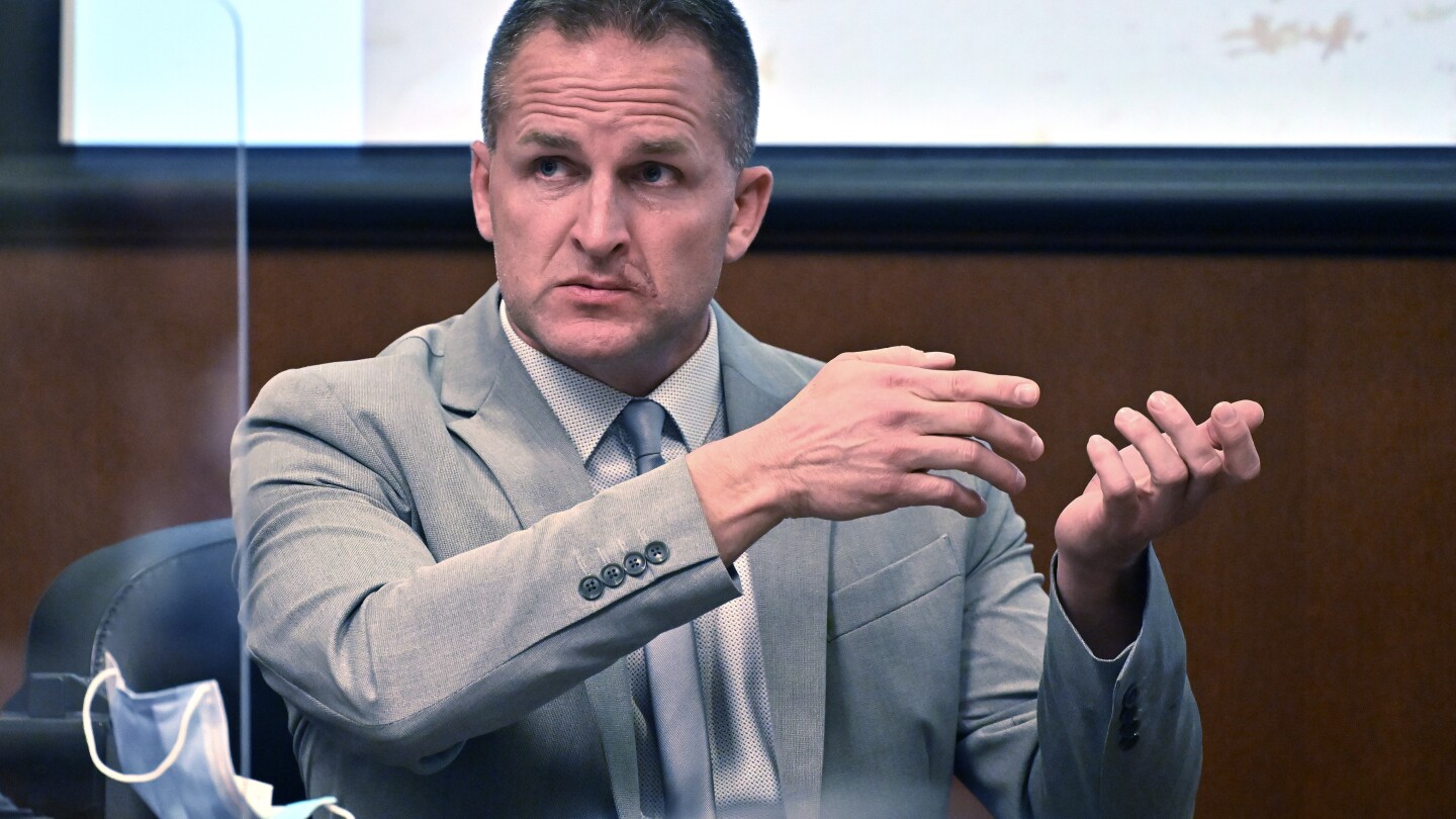 在Breonna Taylor袭击案中被指控的前路易斯维尔警官表示，他当时是在保护同事