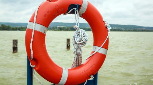 官方称，一名23岁男子在乔治亚湖10英尺深的水中被发现死亡