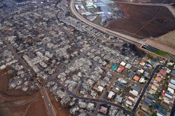 在夏威夷，毁灭性的毛伊岛大火后，人们对“气候高档化”的担忧加剧
