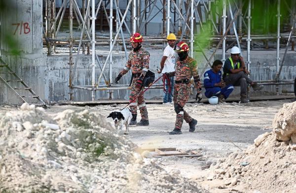 成吨的混凝土轰然倒塌