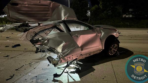 密歇根警方称，一名19岁的男子以每小时100英里的速度驾驶一辆SUV，在一场激烈的撞车事故中被撕成两半