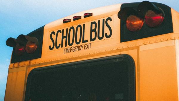 堪萨斯州官员称，一名高中生在校车撞车事故中死亡，另有一人受伤