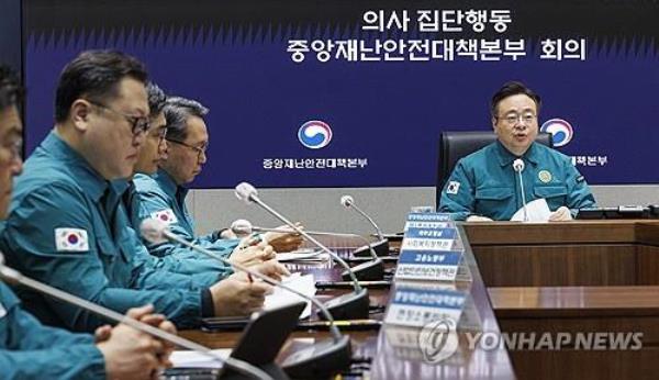 Health Minister Cho Kyoo-hong (R) speaks during a briefing held in Seoul on March 18, 2024. (Yonhap) 