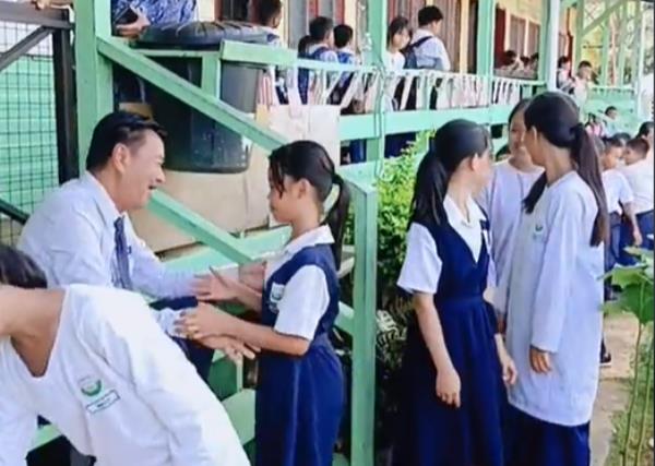 在TikTok上走红的乔治·奥多尔校长退休了，大家都流下了眼泪