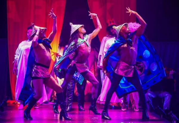 南非的“时尚歌剧”纪念同性恋反种族隔离活动家恩科利的一生