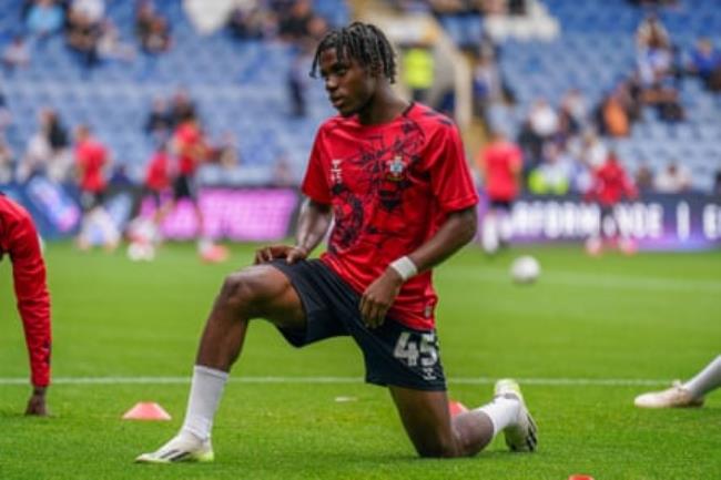 Roméo Lavia warming up for Southampton