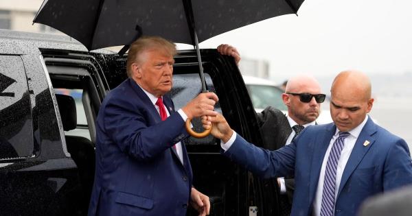 特朗普贴身男仆在文件案中不认罪;物业经理传讯延期进行