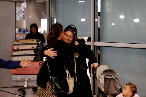 在巴黎机场，第一批从以色列返回的人感到宽慰和悲伤