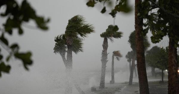 今天要知道的事情：飓风妮可袭击佛罗里达州;亚利桑那州和内华达州的竞选依然激烈;CMA奖